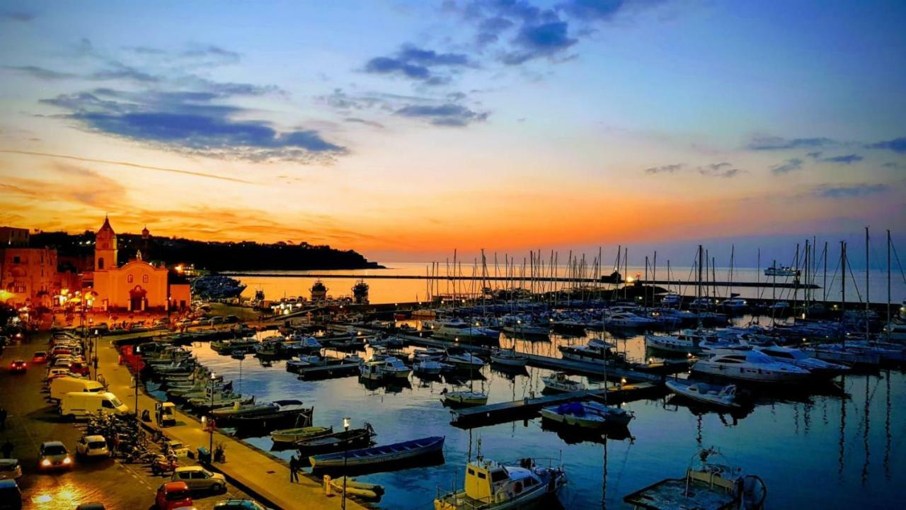 Casa Vacanze"Il Tramonto" 프로치다 외부 사진